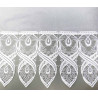 Detailaufnahme der Plauener Spitze am Bogenstore in Weiß mit filigranem Stickerei-Muster für Heimtextilien.