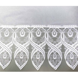 Detailaufnahme der Plauener Spitze am Bogenstore in Weiß mit filigranem Stickerei-Muster für Heimtextilien.