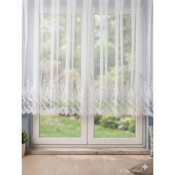 Weiße Scheibengardine aus Plauener Spitze mit Wellenmuster im Landhaus-Wohnzimmer. Hochwertige Fensterdekoration.