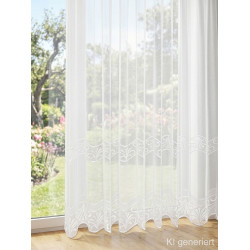 Detailansicht einer weißen Spitze-Gardine vor Gartenhintergrund, lichtdurchlässige Plauener Spitze am Fenster.