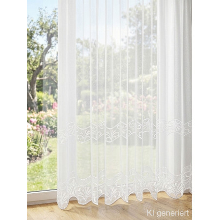 Detailansicht einer weißen Spitze-Gardine vor Gartenhintergrund, lichtdurchlässige Plauener Spitze am Fenster.