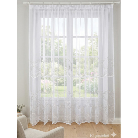 Halbtransparente weiße Store-Gardine mit moderner Kreis-Stickerei vor Fensterfront im hellen Wohnzimmer-Ambiente.