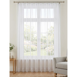 Luftiger weißer Store mit dezenter Musterung in modernem Wohnzimmer-Ambiente für stilvolle Fensterdekoration.