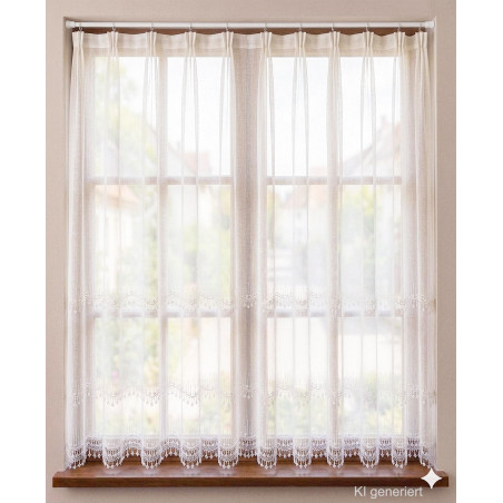 Halbtransparente Fenstergardine in Weiß mit feiner Stickerei-Bordüre und Faltenwurf für gemütliche Heimtextilien.