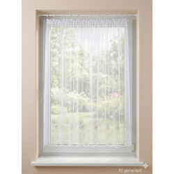 Weiße Scheibengardine mit Pusteblumen-Stickerei in Plauener Spitze am Fenster, dekorative Heimtextilien im Landhausstil.