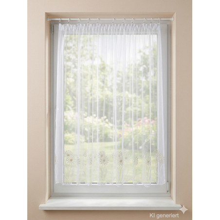 Weiße Scheibengardine mit Pusteblumen-Stickerei in Plauener Spitze am Fenster, dekorative Heimtextilien im Landhausstil.