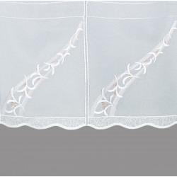 Detailansicht Scheibengardine aus weißem Voile mit bogenförmiger Stickerei und eleganter Spitzenkante am Saum.