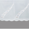 Detailansicht Scheibengardine aus weißem Voile mit bogenförmiger Stickerei und eleganter Spitzenkante am Saum.
