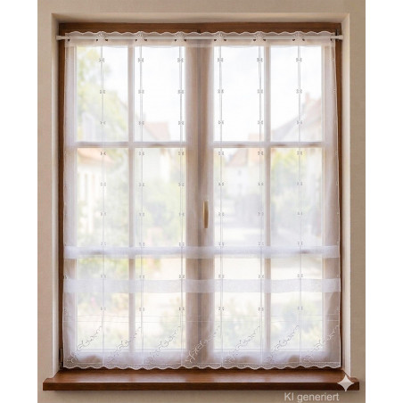 Halbtransparente Kurzgardine am Sprossenfenster mit zarten Stickereien und Querstreifen für ein helles Landhaus-Ambiente.