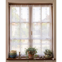 Weißer Clipstore am Fenster dekoriert mit Zimmerpflanzen im Landhausstil für gemütliche Heimtextilien-Optik.