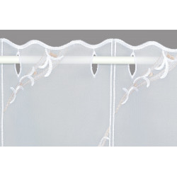 Weiße Kurzgardine aus Plauener Spitze mit Stabtunnel, floralem Stickmuster in Beige und gewelltem Abschluss.