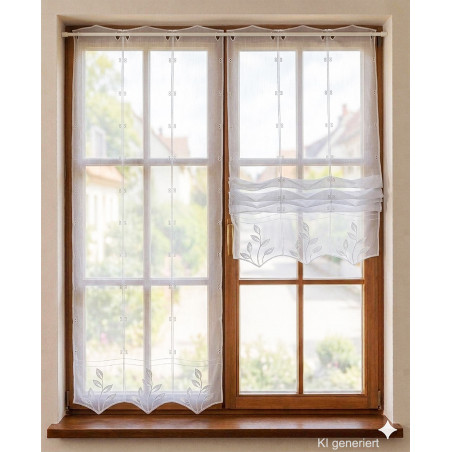 Kurzgardine Alexis aus weißem Voile mit floraler Stickerei und Echter Plauener Spitze als Sichtschutz am Fenster.