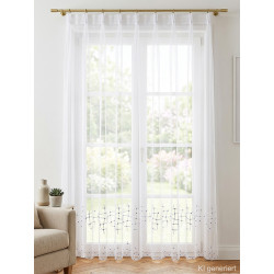 Weißer Store Mia mit moderner Gitter-Stickerei im Wohnzimmer. Transparente Fensterdeko für ein helles Ambiente.