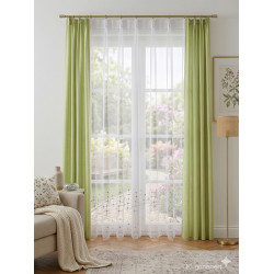 Halbtransparente Gardine Mia kombiniert mit grünen Seitenschals im Landhaus-Wohnzimmer. Stilvolle Fenstergestaltung.