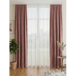 Rosa Samtvorhänge und weißer Store mit Bogenstickerei im Wohnzimmer, edle Heimtextilien für gemütliches Ambiente.