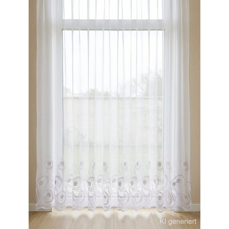 Halbtransparenter weißer Store-Vorhang mit elegantem Pfauenauge-Stickmuster am Saum, hochwertige Fensterdekoration.