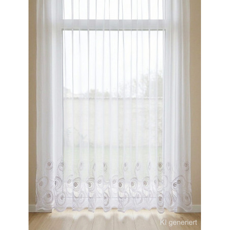 Halbtransparenter weißer Store-Vorhang mit elegantem Pfauenauge-Stickmuster am Saum, hochwertige Fensterdekoration.