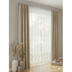 Store & Vorhänge in Sandbeige im Wohnzimmer, moderne Plauener Spitze mit Kringel-Stickerei, Landhaus-Heimtextilien.