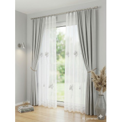 Hellgraue Vorhänge und weißer Store mit Gingko-Stickerei im Wohnzimmer, elegante Heimtextilien in Leinenoptik.