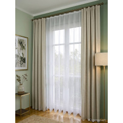 Weiße Stores mit floraler Fächer-Stickerei und beigen Vorhänge im Wohnzimmer, elegante Heimtextilien in Leinenoptik.