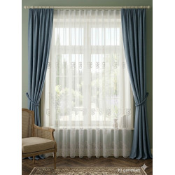 Halbtransparenter Store Birte mit grafischer Stickerei im Wohnzimmer zwischen blauen Vorhängen, Plauener Spitze Dekor.