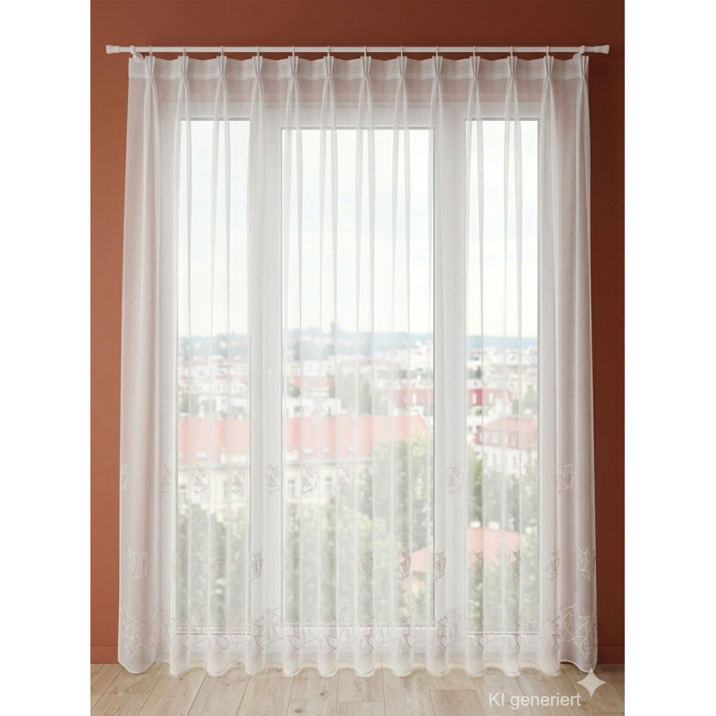 Weißer Store Birte mit moderner Stickerei am Fenster vor Stadtansicht, hochwertige Plauener Spitze nach Maß.