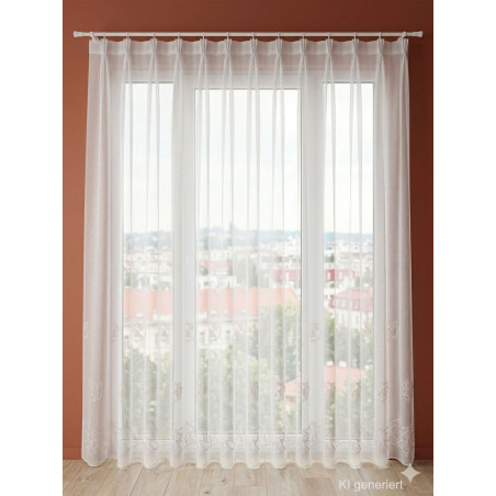 Weißer Store Birte mit moderner Stickerei am Fenster vor Stadtansicht, hochwertige Plauener Spitze nach Maß.