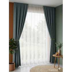 Bestickte Gardine Marina in Weiß, stilvoll dekoriert mit blaugrauen Seitenschals in modernem Ambiente.