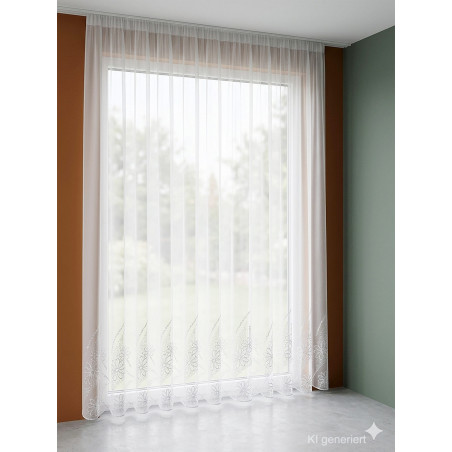 Weißer Sable-Store Marina mit edler floraler Stickerei am unteren Rand als eleganter Sichtschutz am Fenster.