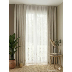 Halbtransparente weiße Gardine mit Blumenstickerei im Landhaus-Stil, kombiniert mit beigen Vorhängen im Wohnzimmer.