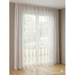 Weiße Store-Gardine mit elegant geschwungener Plauener Spitze in Beige am unteren Rand vor einem hellen Fenster.