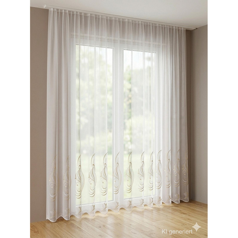 Weiße Store-Gardine mit elegant geschwungener Plauener Spitze in Beige am unteren Rand vor einem hellen Fenster.