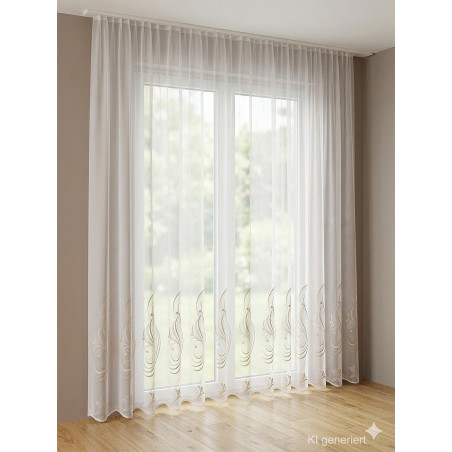 Weiße Store-Gardine mit elegant geschwungener Plauener Spitze in Beige am unteren Rand vor einem hellen Fenster.