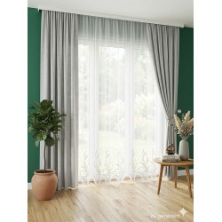 Sancia Store Gardine in Weiß mit Bestickung im modern eingerichteten Wohnzimmer mit grüner Wand und Echtholzboden.