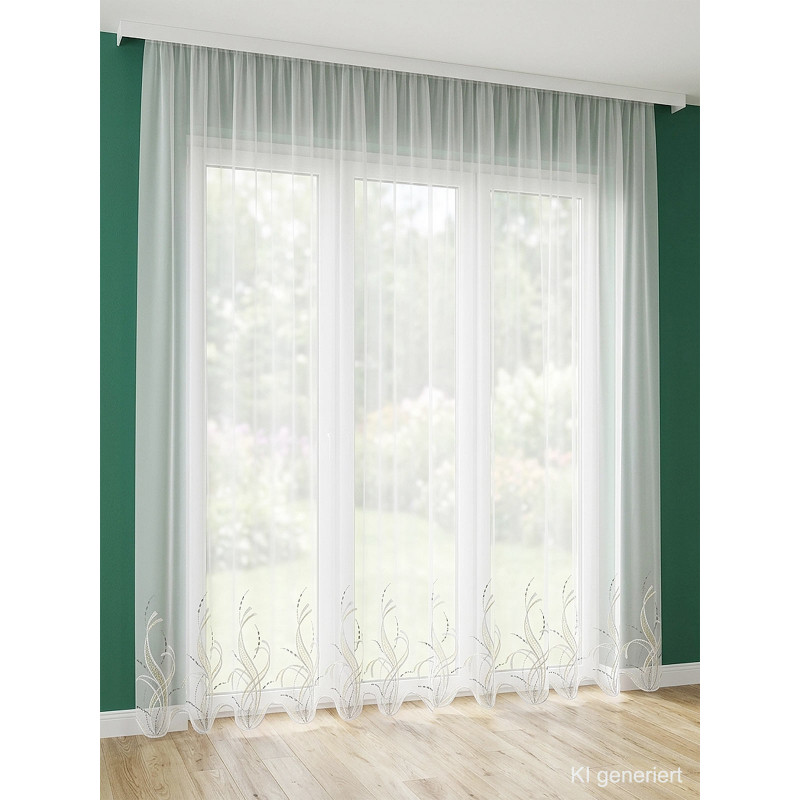 Halbtransparente weiße Store-Gardine Sancia mit geschwungener Stickerei am Abschluss vor einem großen Fenster.