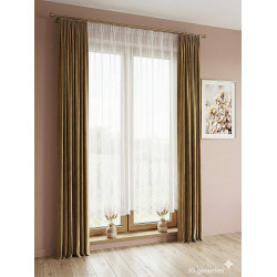 Mara Store kombiniert mit schweren goldbraunen Vorhängen im rosa Wohnzimmer, stilvolle Heimtextilien am Fenster.