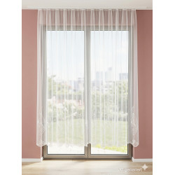 Lichtdurchlässiger weißer Store Mara vor einer Balkontür, moderne Fenstergestaltung mit traditioneller Plauener Spitze.