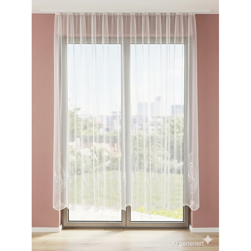 Lichtdurchlässiger weißer Store Mara vor einer Balkontür, moderne Fenstergestaltung mit traditioneller Plauener Spitze.