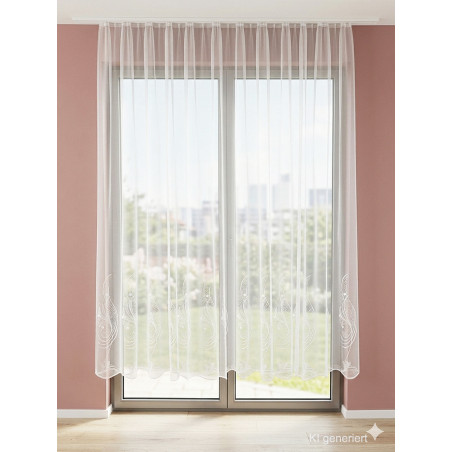 Lichtdurchlässiger weißer Store Mara vor einer Balkontür, moderne Fenstergestaltung mit traditioneller Plauener Spitze.