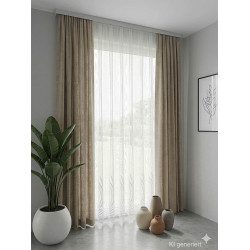 Weiße Spitzengardine Esmé kombiniert mit beigen Vorhängen im modernen Wohnzimmer, dekorative Fenstergestaltung.