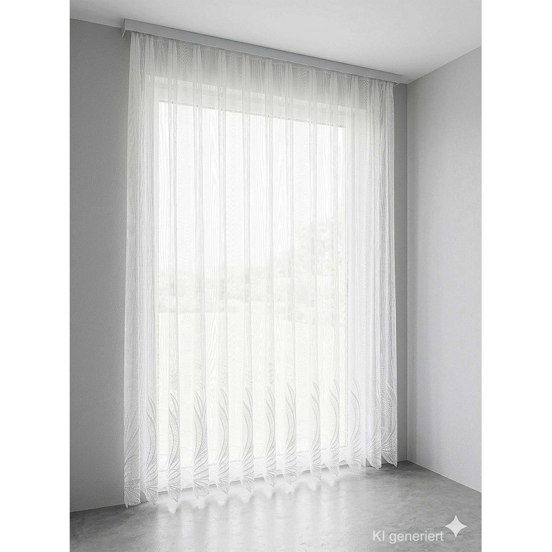 Halbtransparenter Stickereistore in Weiß vor hellem Fenster, elegantes Ambiente durch hochwertige Plauener Spitze.