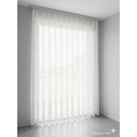 Halbtransparenter Stickereistore in Weiß vor hellem Fenster, elegantes Ambiente durch hochwertige Plauener Spitze.