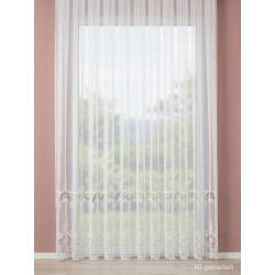 Weißer Gardinenstore Carlotta mit Wellenkante und filigranem Stickerei-Muster an einem großen Fenster vor rosa Wand.