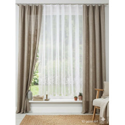 Moderner Landhausstil: Weißer Store Jasmina kombiniert mit naturfarbenen Leinenvorhängen am hellen Fenster.