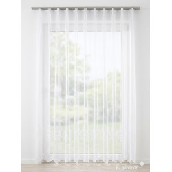 Weißer Store Chrysantheme aus Plauener Spitze mit durchgehendem Blumenmuster am hellen Fenster im Wohnzimmer.