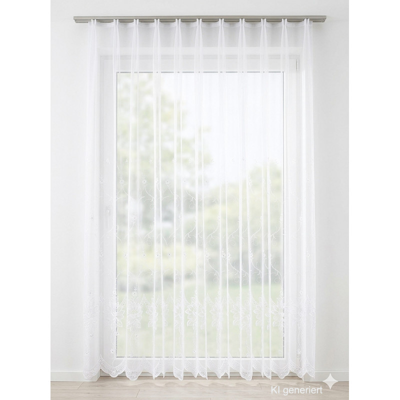 Weißer Store Chrysantheme aus Plauener Spitze mit durchgehendem Blumenmuster am hellen Fenster im Wohnzimmer.