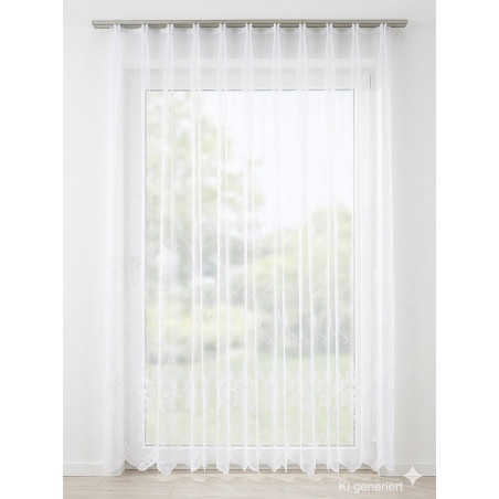 Weißer Store Chrysantheme aus Plauener Spitze mit durchgehendem Blumenmuster am hellen Fenster im Wohnzimmer.