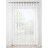 Weißer Store Chrysantheme aus Plauener Spitze mit durchgehendem Blumenmuster am hellen Fenster im Wohnzimmer.