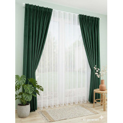 Halbtransparente Gardine mit Gräser-Muster am hellen Fenster im Wohnzimmer für einen modernen Landhaus-Look.
