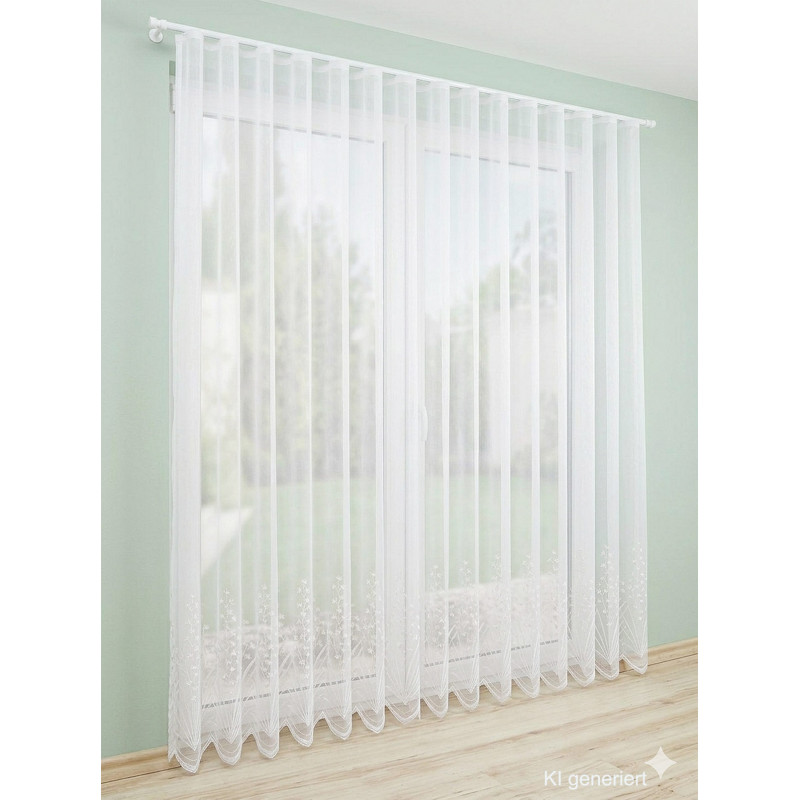 Lichtdurchflutete Fensterdekoration mit dem Store Gräser, montiert an einer silbernen Gardinenstange für exklusives Wohnen.